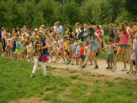 Iedereen-danst-mee-met-Hilde-en-haar-muziek-op-accordeon-in-de-natuur-aan-Het-Netepaleis-Foto-Jo-Goovaerts