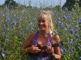hilde-frateur-in-wilde-witloofbloesem-Het-Netepaleis-1