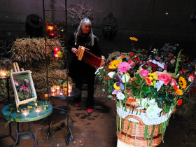 Hilde-speelt-muziek-voor-Annick-s-laatste-reis-in-Het-Netepaleis20241115_110319
